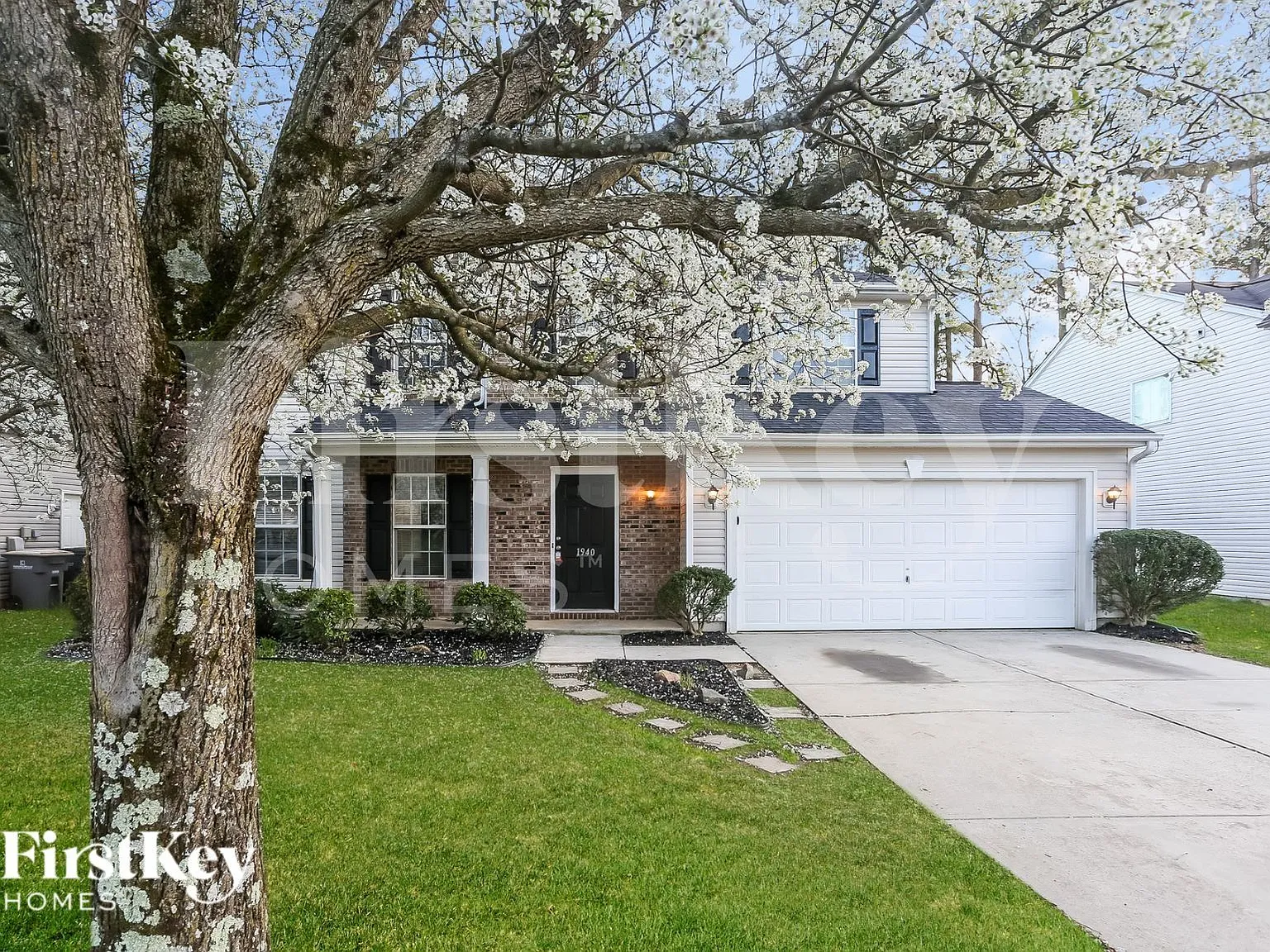 5 bed, 2.5 bath, 2042 sqft, $2,525 — Photo 2
