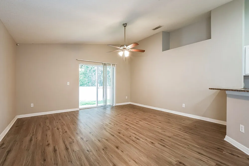 4 bed, 2.0 bath, 1803 sqft, $2,470 — Photo 4