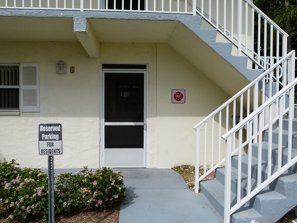 Entry to front screened porch