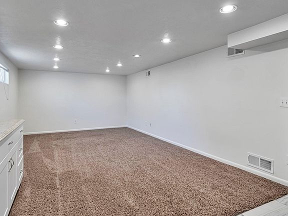 5th image of 1335 E Maplewood Dr #B