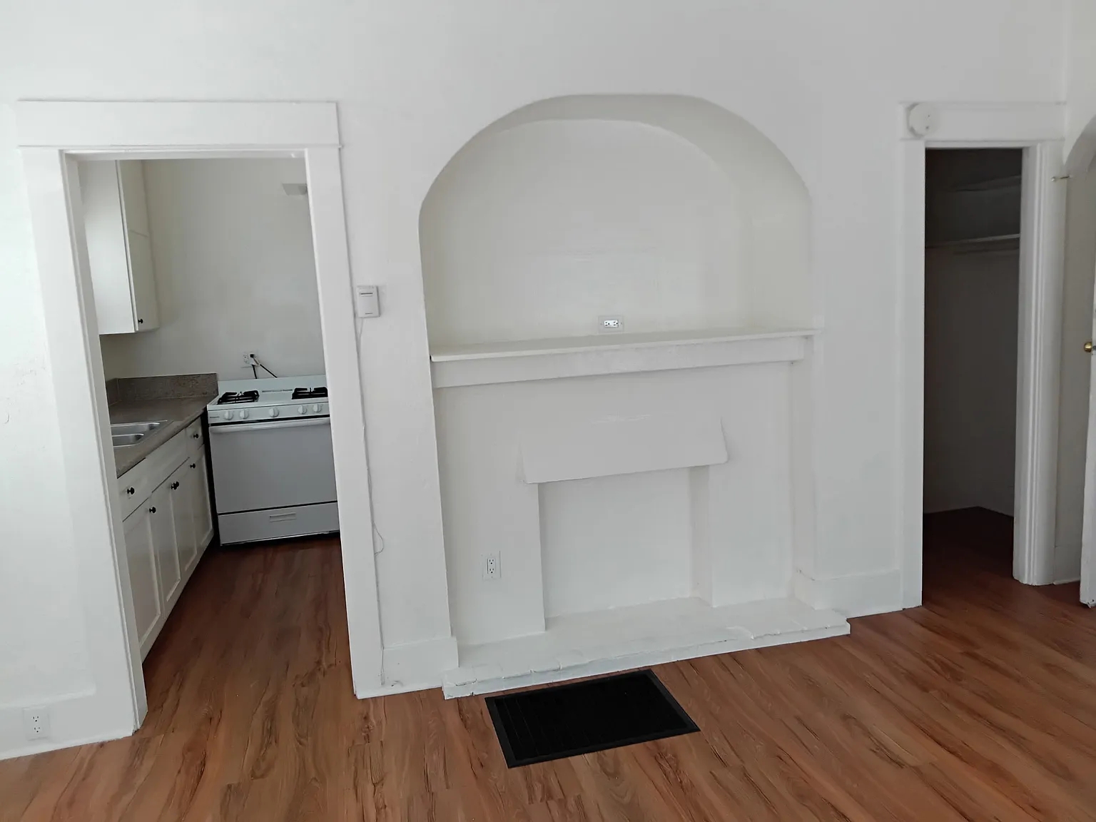 Studio, 500 sqft, $1,400 — Photo 2