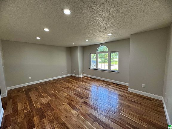 5th image of 605 E 12th St