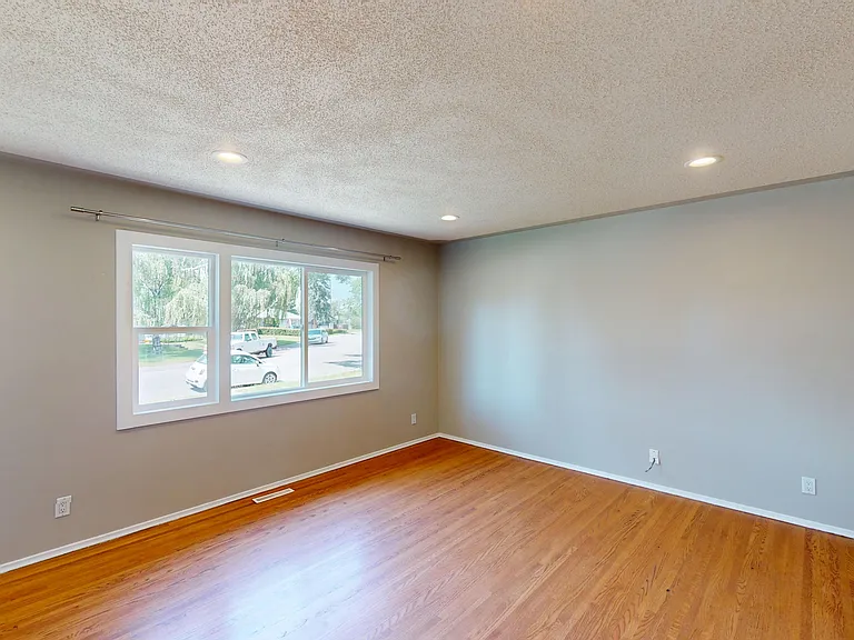 2528 Southwood Dr SE — Photo 4