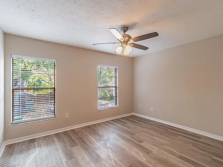 2419 W Stroud Ave #B — Photo 11