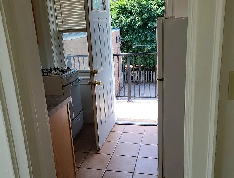 619 E Pleasant St — Photo 3