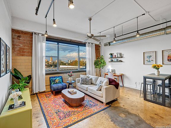 4th image of 831 S Flores St #2310