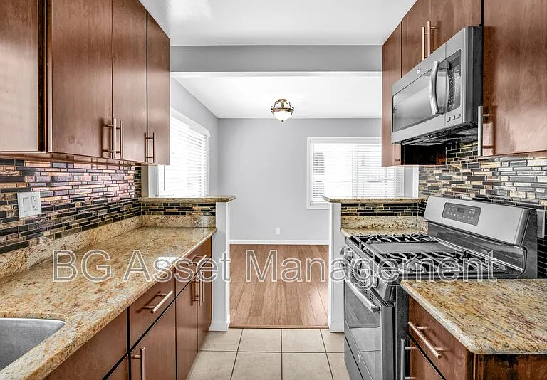 1919 Curtis St #10 — Photo 9
