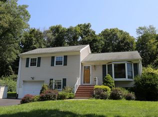 3830 Hudsonview St, Mohegan Lake, NY 10547