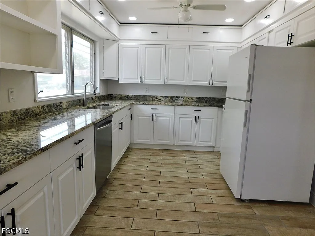 2 bed, 1.0 bath, 977 sqft, $1,750 — Photo 2