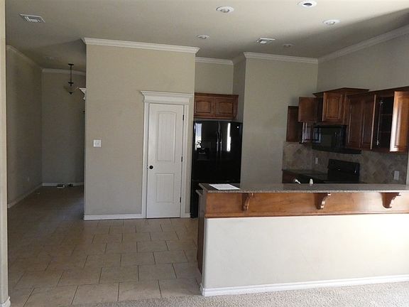 5th image of 19 NE Summerwood Dr