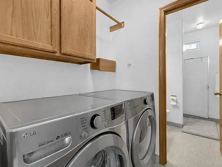 washer/dryer in downstairs bathroom