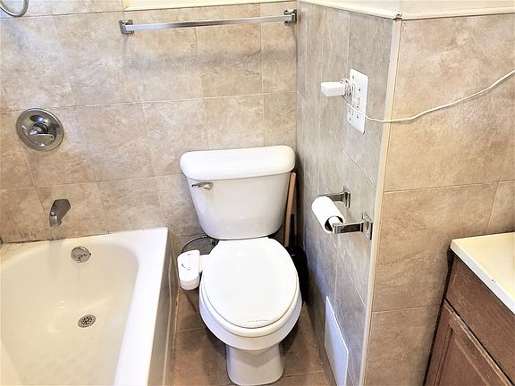 4th image of 183 Eagle St APT 3L