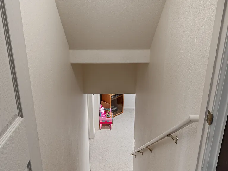 420 Hudson Ct — Photo 25