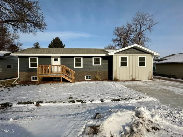 114 3rd St NE, Hazen, ND 58545