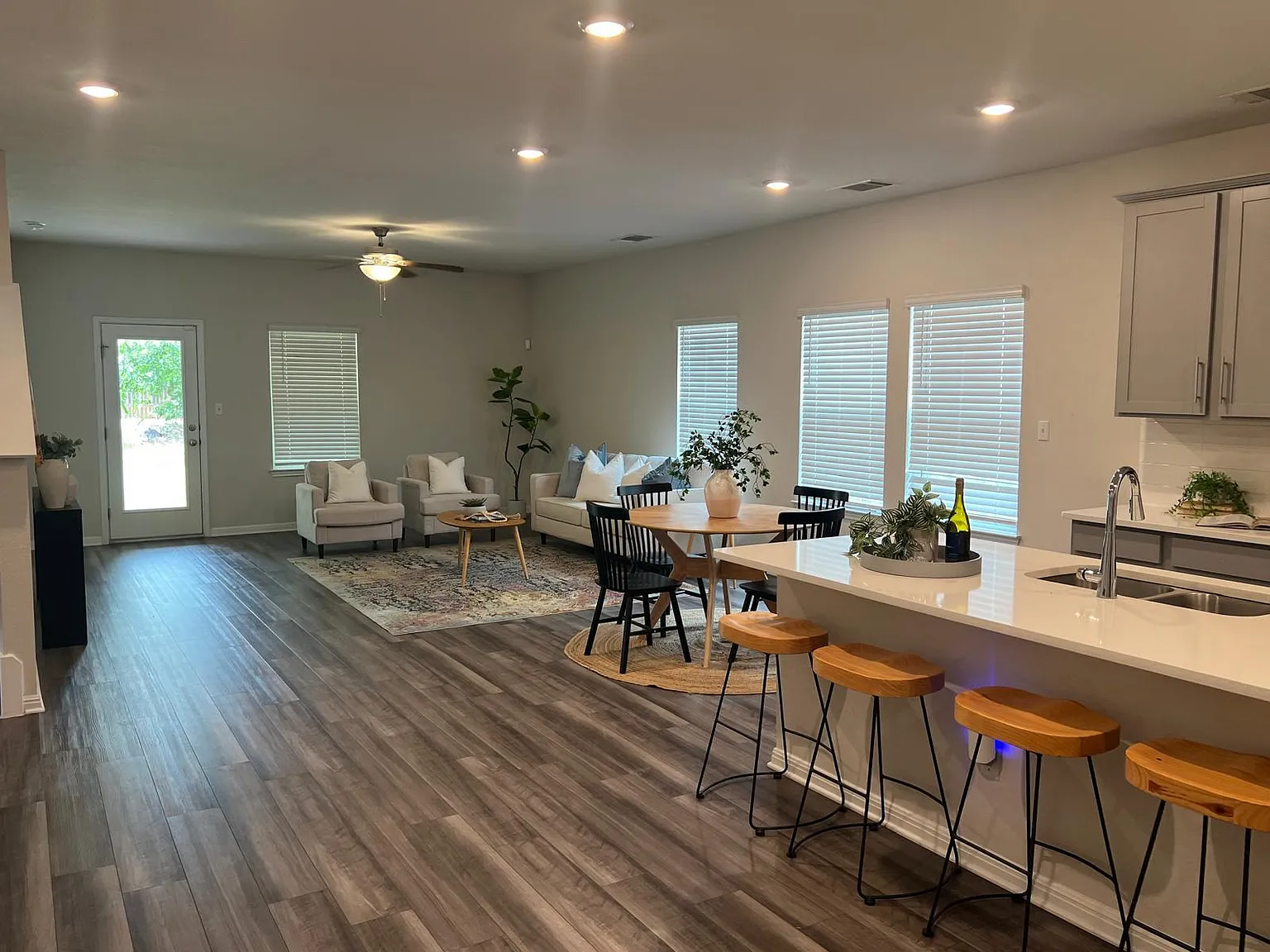 5 bed, 2.5 bath, 2758 sqft, $2,499 — Photo 2