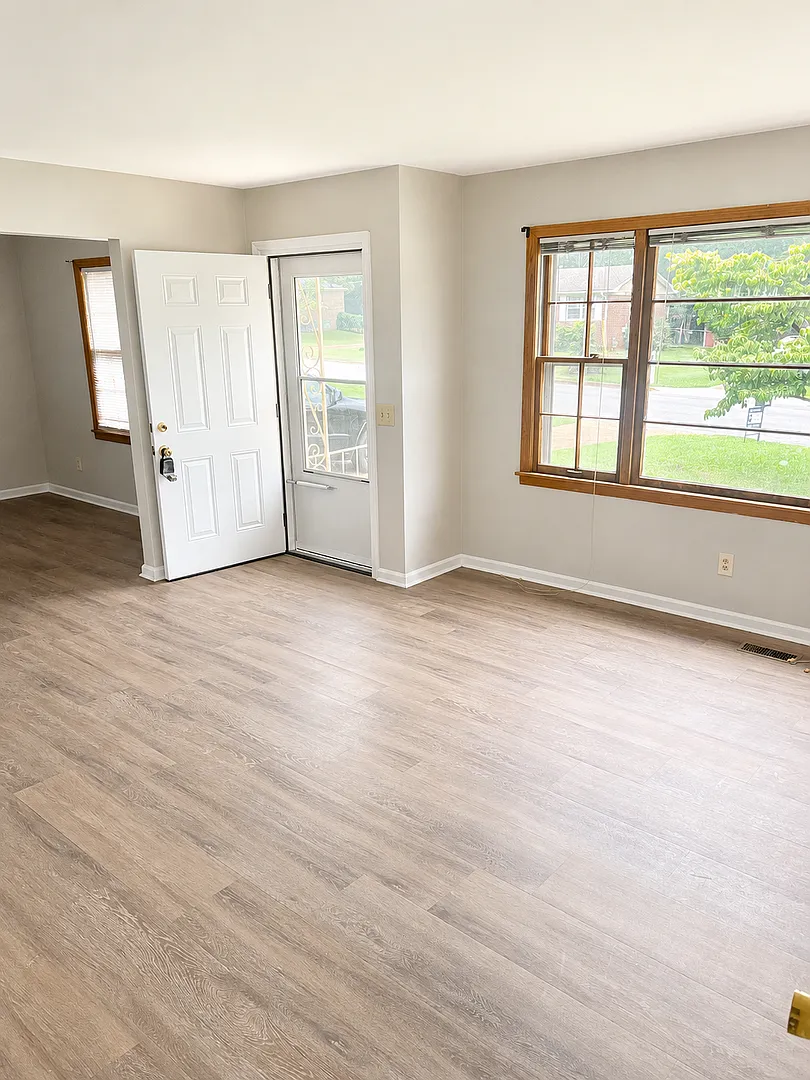 Move in Special! 2BD/1BA Close to UAH — Photo 4