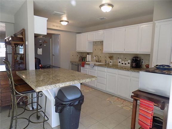 5th image of 505 W Pecan St