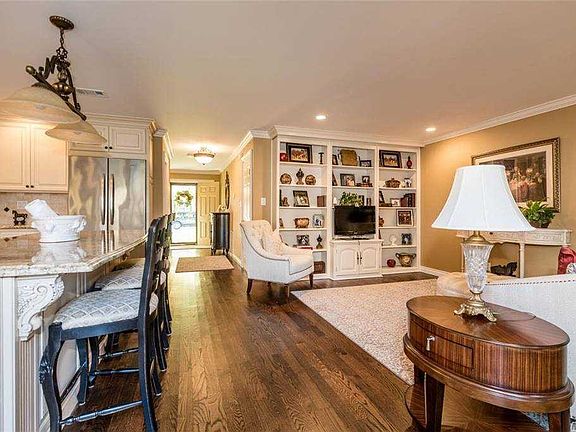 5th image of 46 Southgate Cir