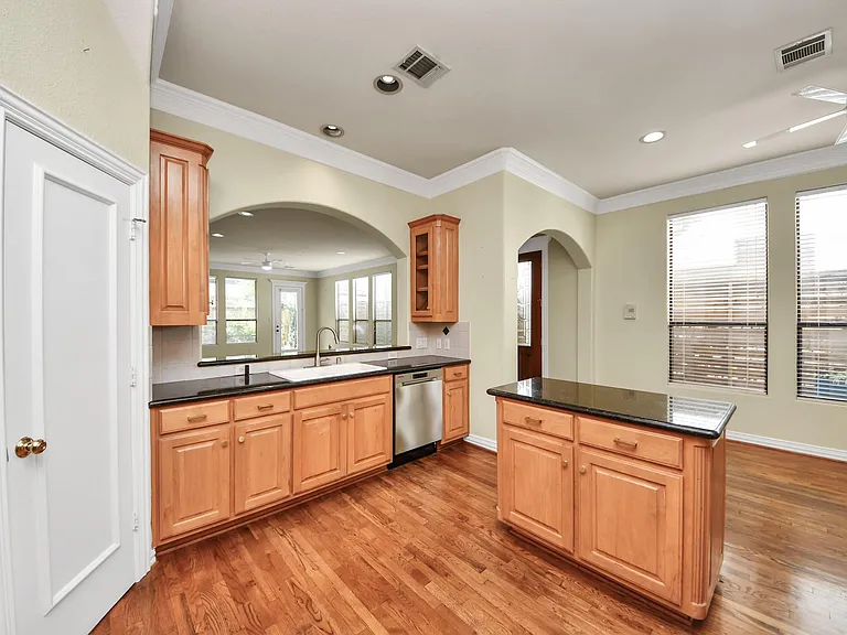 605 W Polk St #B — Photo 15