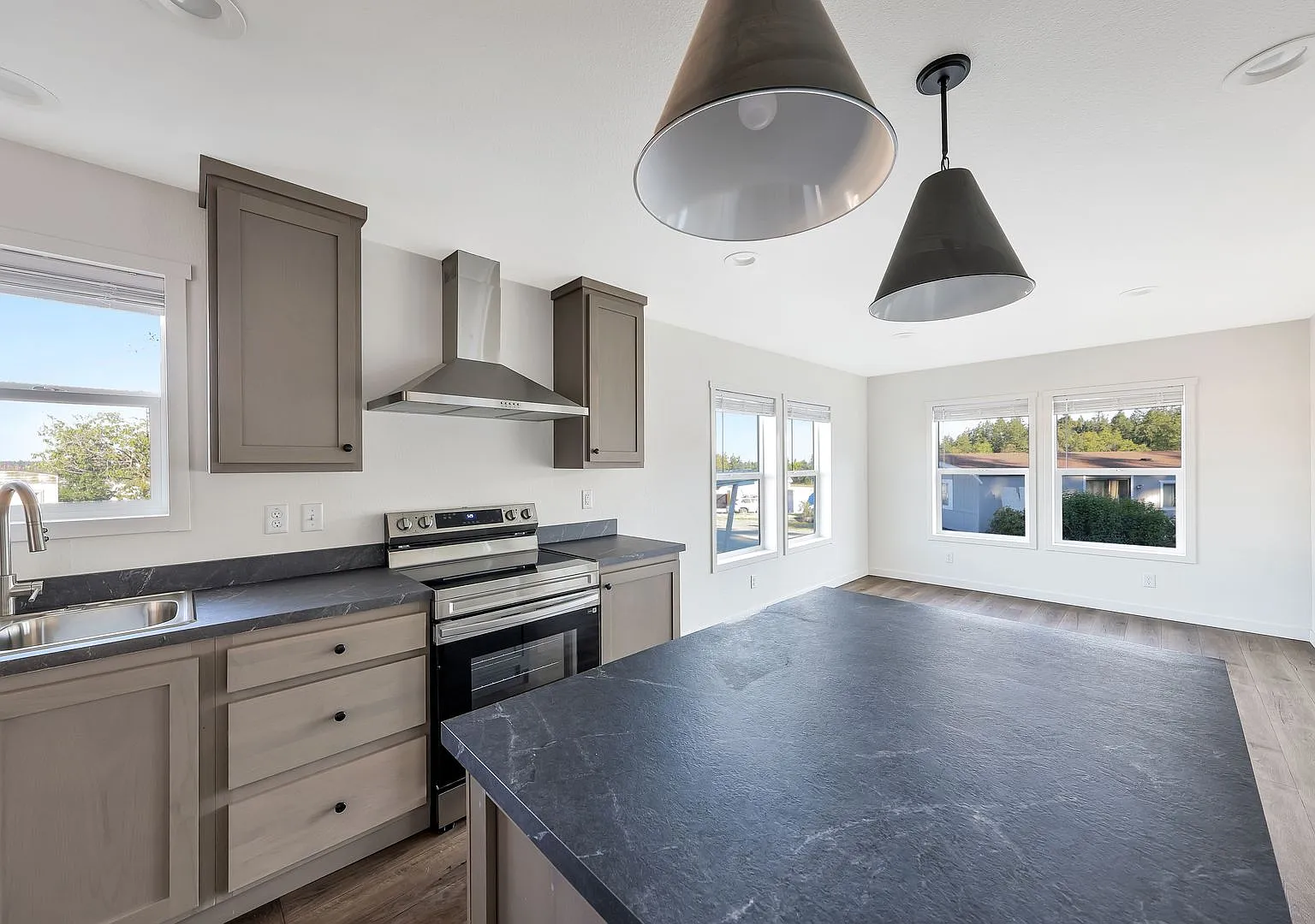 3 Bed 2 Bath - EV Charging - Private Parking - Storage Shed - NAS Whidbey — Photo 3