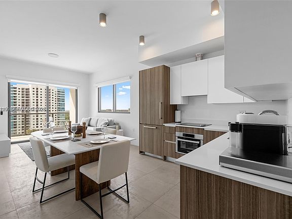 4th image of 239 SW 9th St #1502