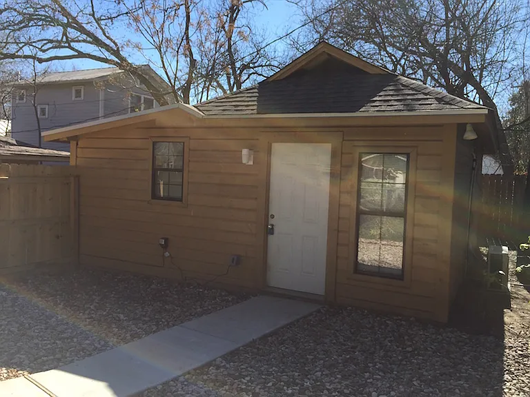 4516 Avenue C — Photo 2