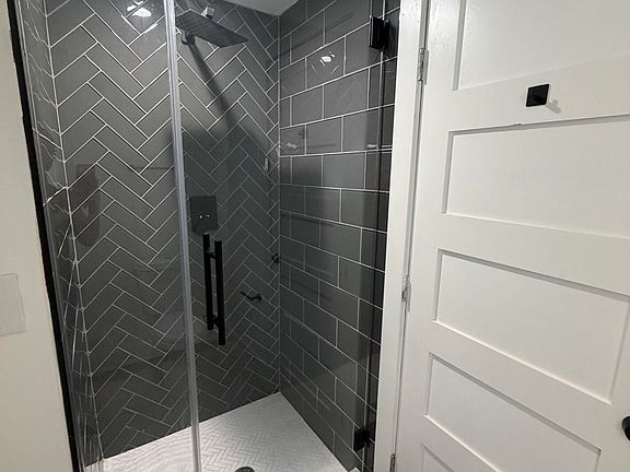 3rd image of 1637 Emerald Ave