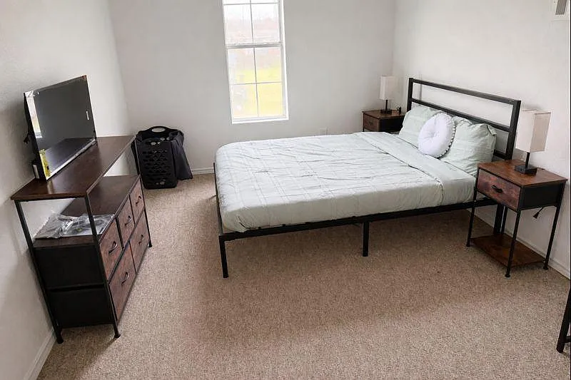 4 bed, 3.5 bath, 2484 sqft, $750 — Photo 3