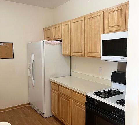 3rd image of 15705 Parkway Ln APT 4