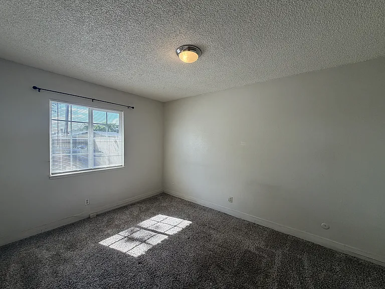 1704 Rose Ave — Photo 8