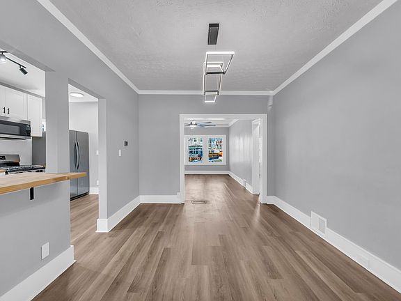 3rd image of 3220 Clarendon Rd #2