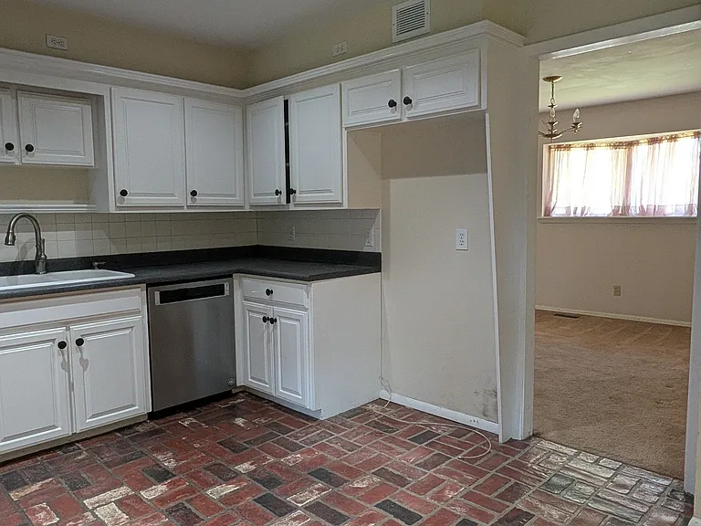 3810 N Rockwell Ave — Photo 9