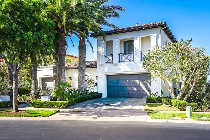 4 bed, 4.5 bath, 5000 sqft, $22,500 — Photo 2