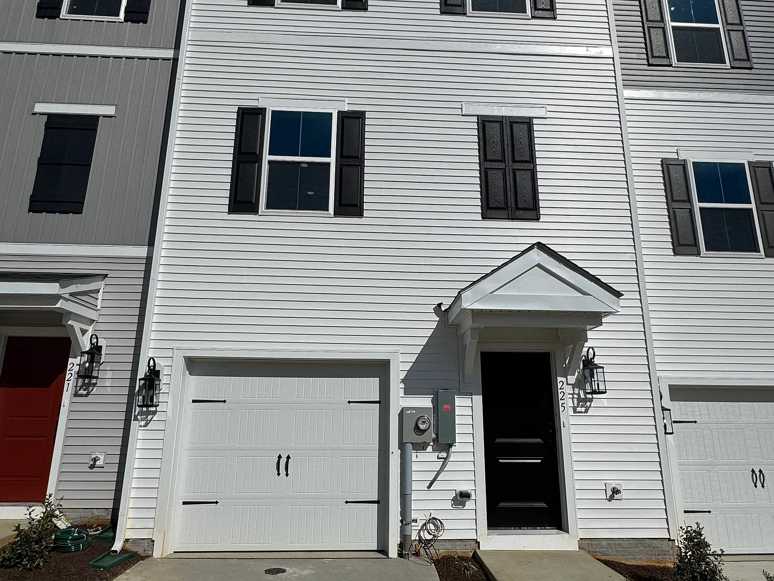 4 bed, 1918 sqft, $2,049 — Photo 2