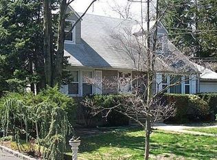 15 Searingtown Rd, Albertson, NY 11507