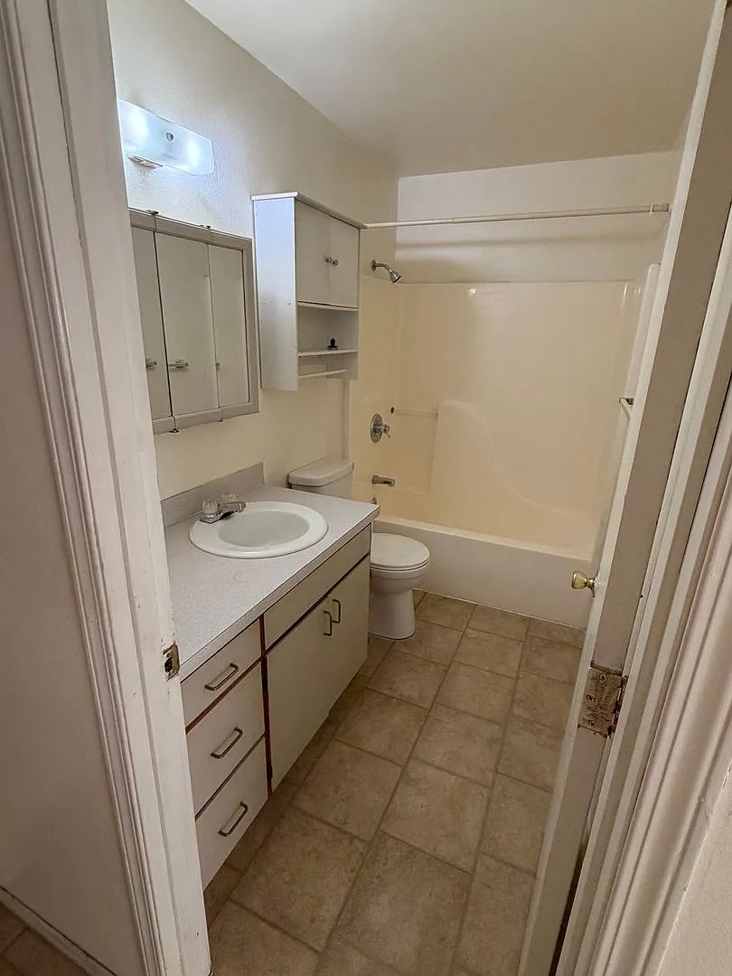 Building Photo - 5351 Poplar St #12