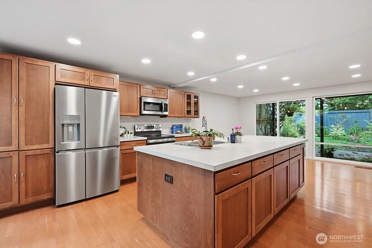 3 bed, 1.5 bath, 1200 sqft, $2,950 — Photo 3
