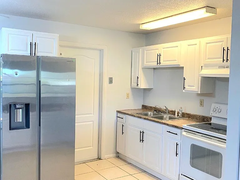 3020 Mary St — Photo 17