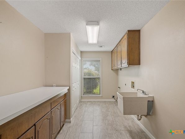 402 Cimarron Dr, Victoria, TX 77904