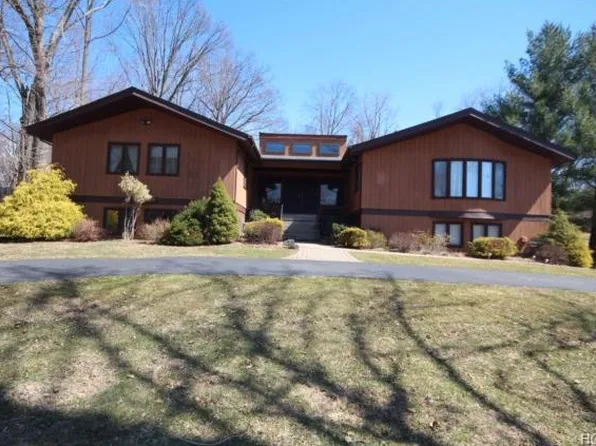 102 Robin Hood Ln, West Nyack, NY 10994