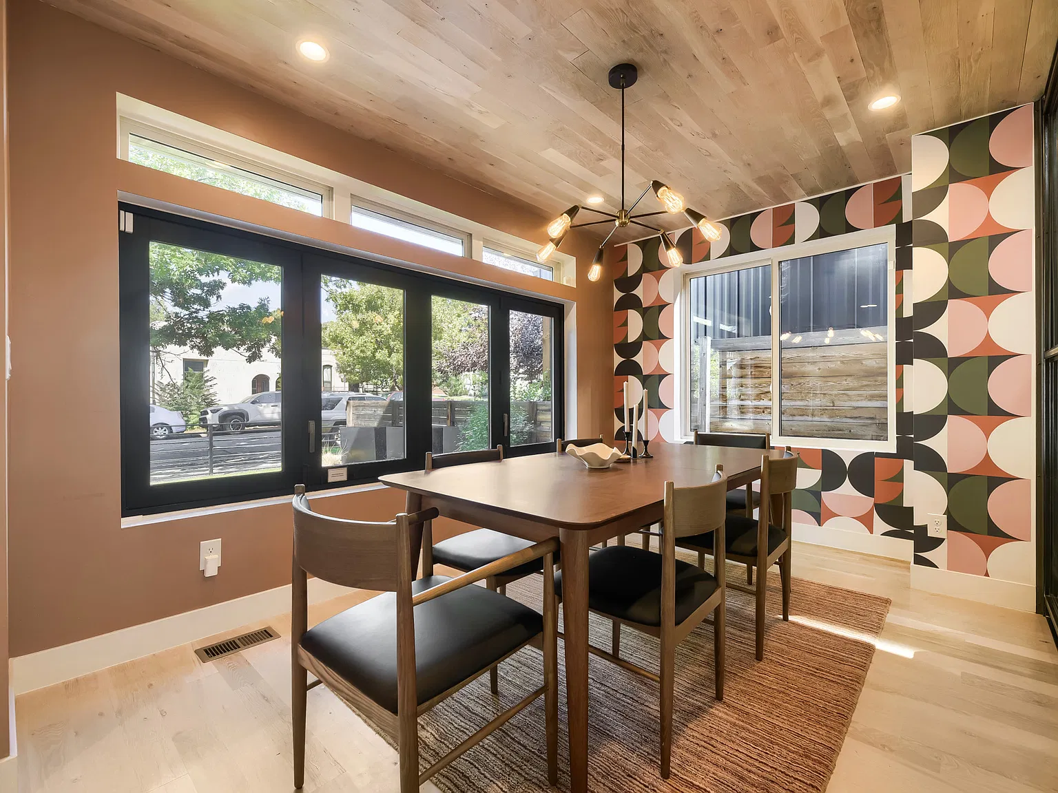 5 bed, 4190 sqft, $7,499 — Photo 4