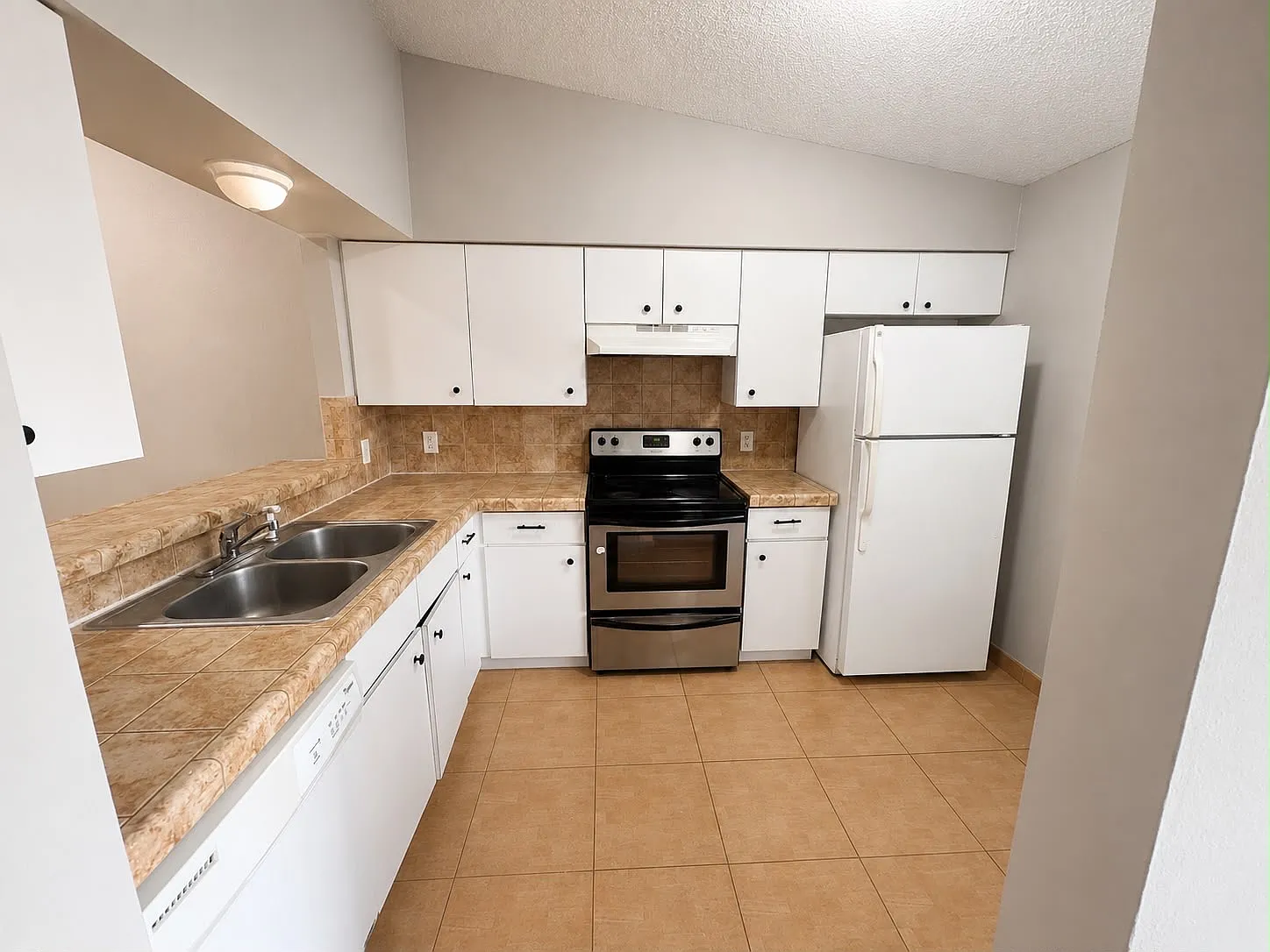 3 bed, 1179 sqft, $1,850 — Photo 3