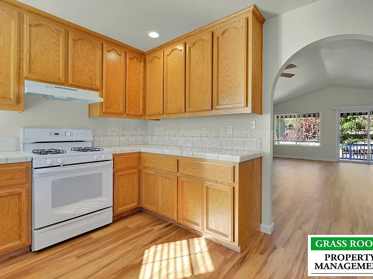 315 Vistamont Dr — Photo 4