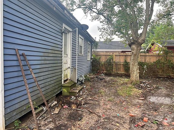 4th image of 2416 S San Antonio