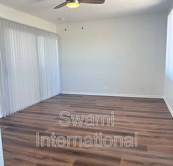302 W Queen St #24 — Photo 4