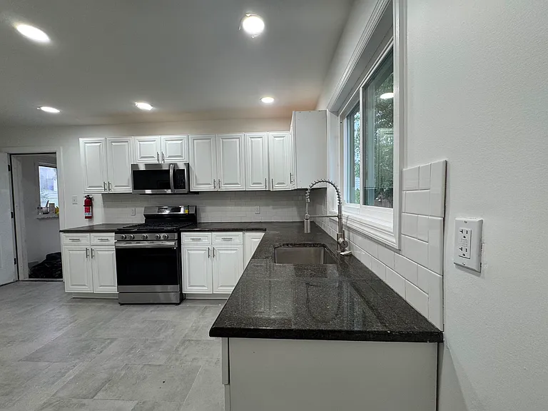 1319 Bryn Mawr St #1 — Photo 6