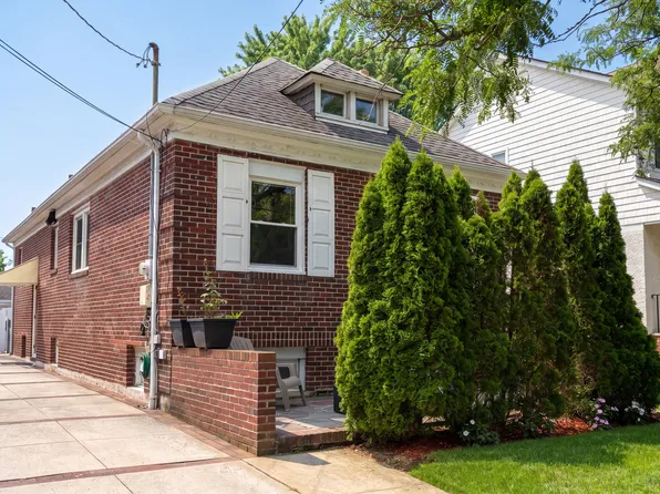 14511 Newport Ave, Rockaway Park, NY 11694
