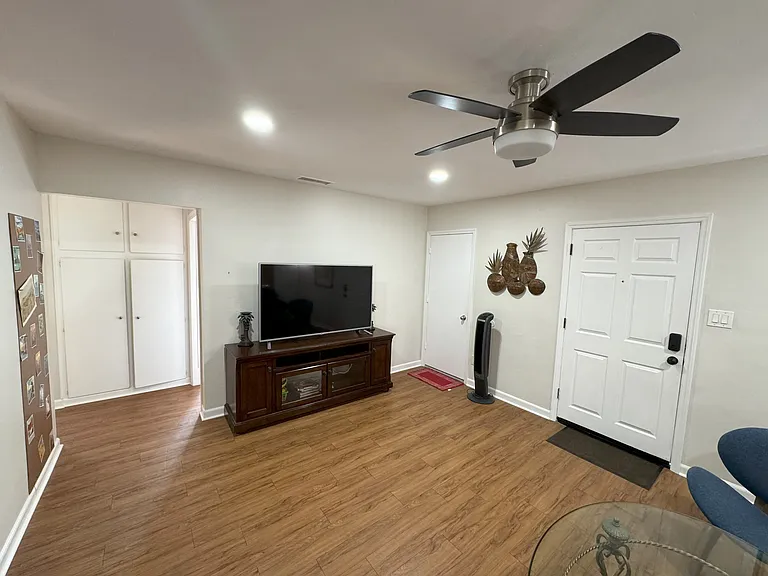 319 N Clementine St — Photo 3