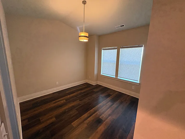 1201 Valerie Ln — Photo 6