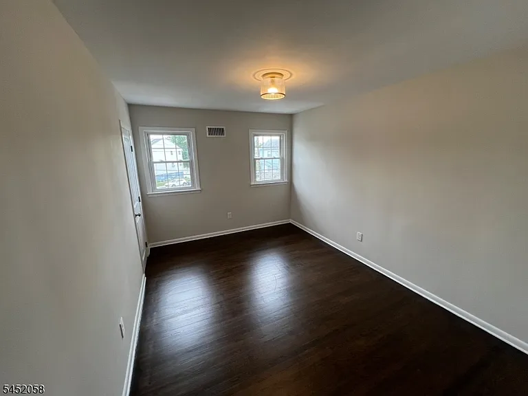 1006 Gifford Ct — Photo 11
